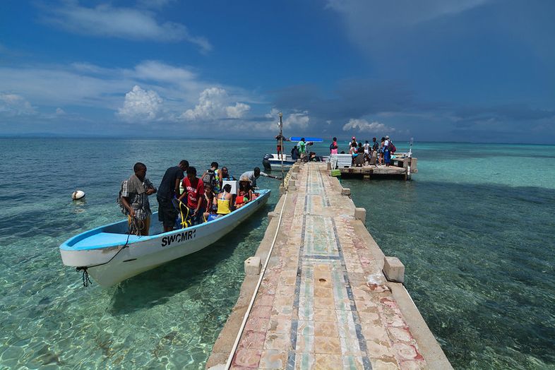 Students setting sail from Carrie Bow Cay