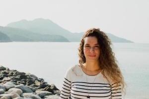 Isis Guibert by the water