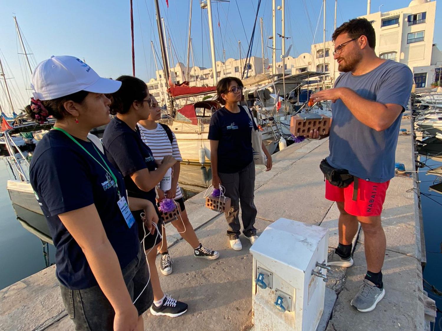 Juan Sempere Valverde explaining to the students how we will deploy the plates