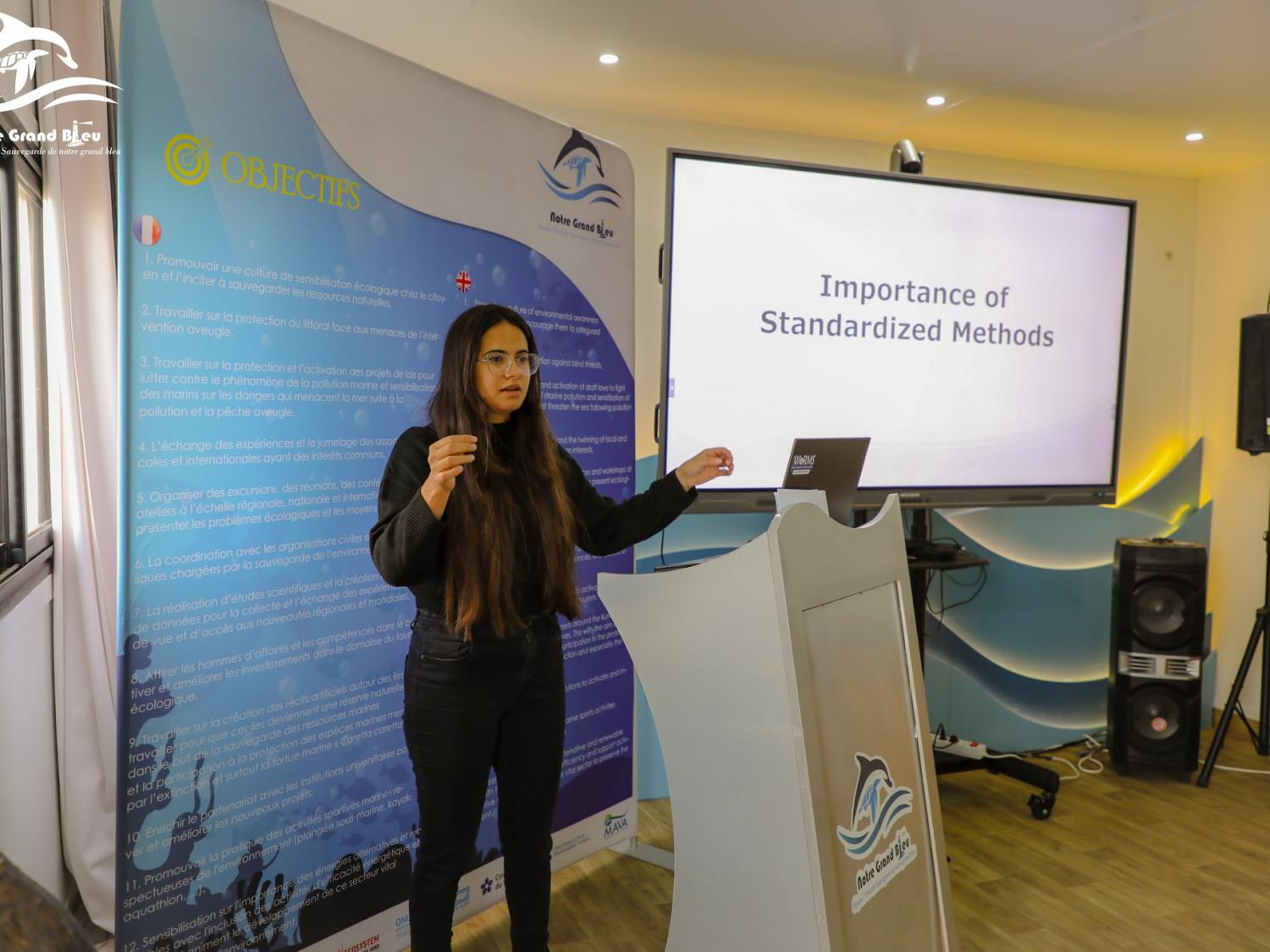 Sahar Chebaane giving a lecture at the Notre Grand Bleu center